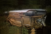 Um dos carros tombou em um barranco