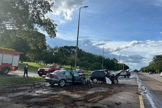 Carros envolvidos em acidente no Eixão Norte