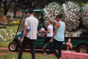 Familiares e amigos se despediram da garota nessa segunda-feira (14/4)