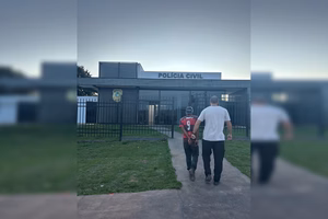 Imagem colorida de homem sendo preso em Goiás