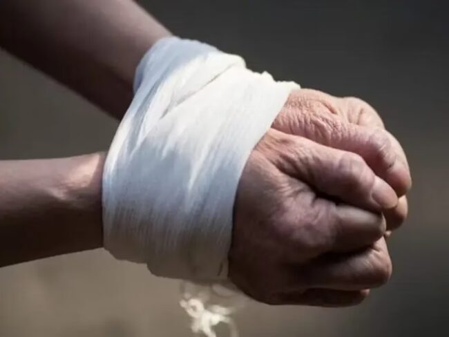 mãos-amarradas-metropoles