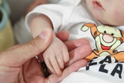 Bebê reborn é usado em terapias para pessoas com Alzheimer, depressão, ansiedade e até para mães que perderam filhos