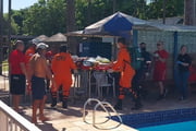 Homem é transportado para o hospital inconsciente após se afogar em piscina
