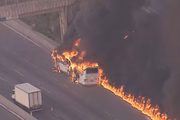 Ônibus da empresa Ipojucatur pegou fogo na manhã desta quarta (21/5)