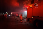 Durante a operação, um cachorro foi resgatado pelos bombeiros. O animal estava ileso e foi entregue à tutora
