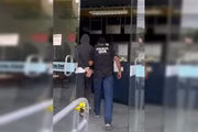 Momento em que o adolescente é levado até a delegacia