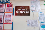 Cartaz indica greve dos professores no CEM 02, da Ceilândia