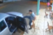 Momento em que o rival dá um chute na lataria do carro do agressor