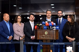 oscabecasdanoticia-oposi-2 Oposição no Congresso em coletiva no Senado na sexta-feira (18/7)