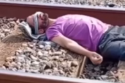 Homem deitado nos trilhos enquanto o trem passa sobre ele Homem deitado nos trilhos enquanto o trem passa sobre ele