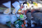 Área de preservação ambiental em Samambaia vira depósito de resíduos, incluindo entulho, restos de comida e recicláveis.