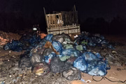No dia seguinte, ele foi parado novamente dirigindo pelas ruas com caminhão cheio de lixo e sem documentação.