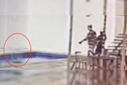 Momento em que Igor Eduardo joga o aparelho na piscina