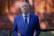 Pastor flagrado de calcinha e peruca também é cantor gospel