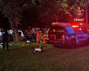 Dois PMs morreram após o carro em que estavam, um Hyundai HB20 branco, bater contra uma árvore no canteiro central de uma via no Setor de Clubes Esportivo Sul