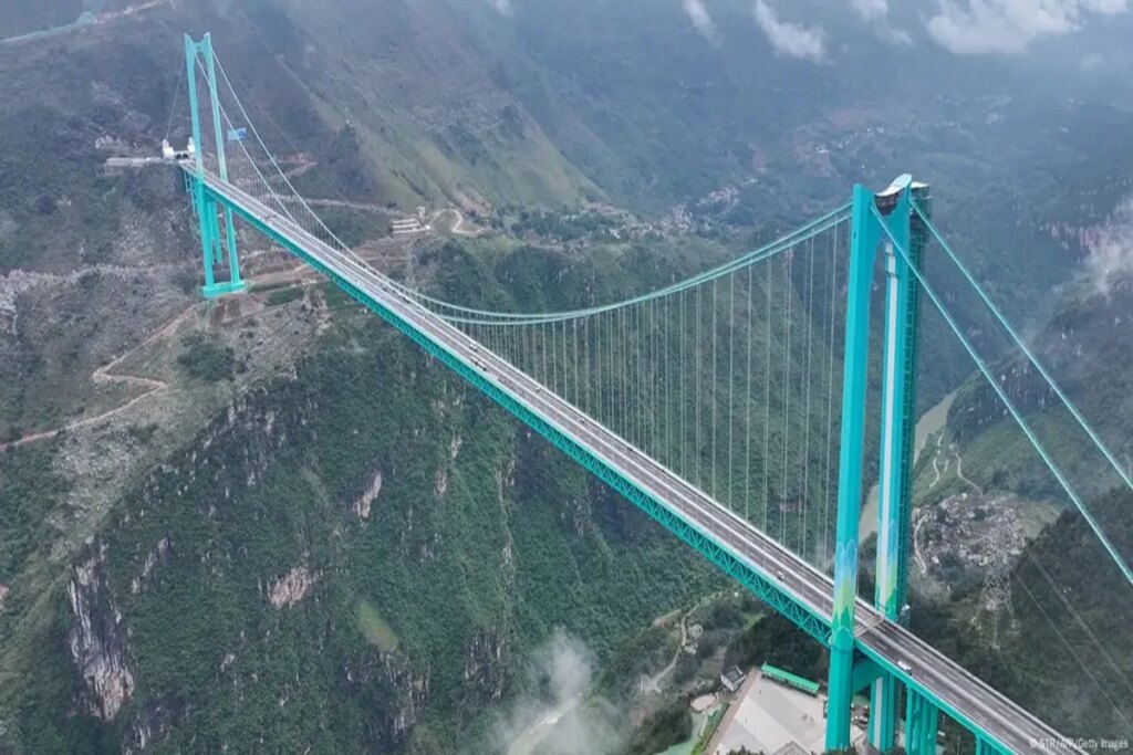 Imagem colorida mostra ponte masi alta do mundo na China - Metrópoles