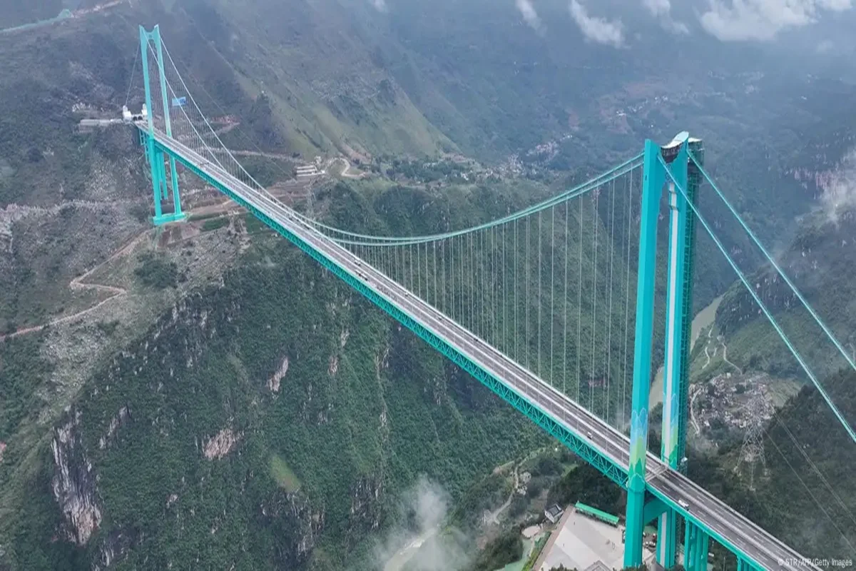 Imagem colorida mostra ponte masi alta do mundo na China - Metrópoles