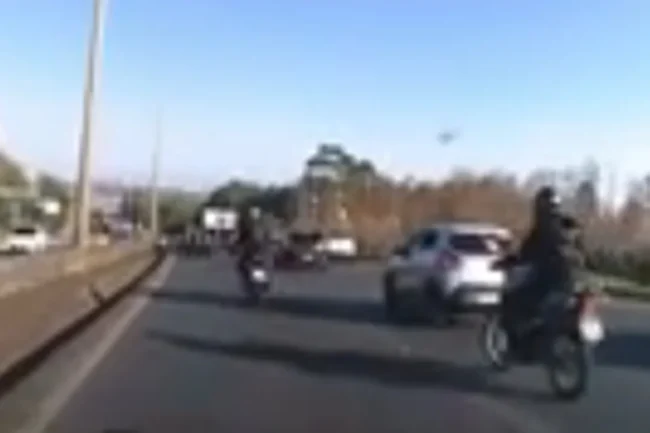 moto-bate-traseira-de-carro-3