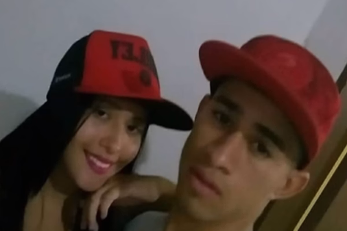 Imagem colorida de casal usando boné