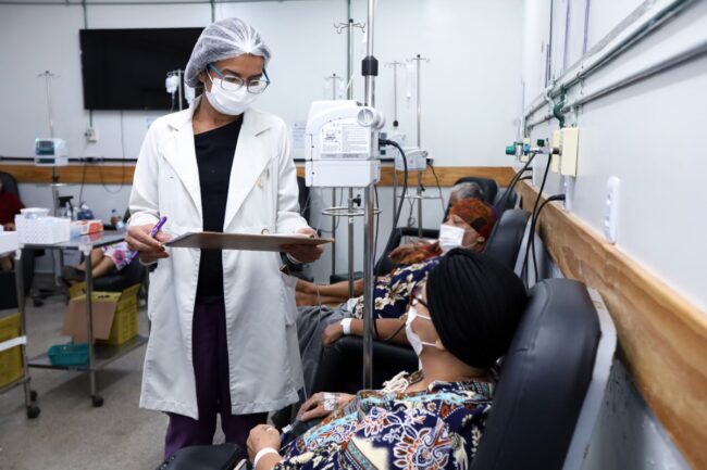 oscabecasdanoticia-novo- Fotografia colorida mostrando médica atendendo paciente em sala de internação-Metrópoles