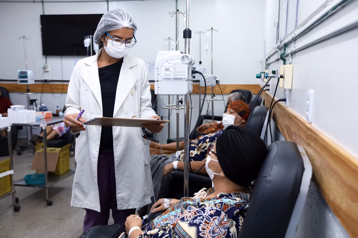 Fotografia colorida mostrando médica atendendo paciente em sala de internação-Metrópoles