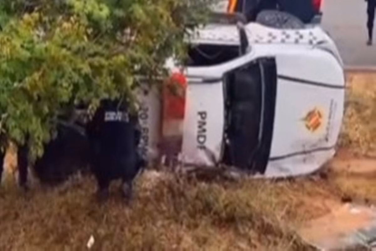oscabecasdanoticia-whats-40 PM fica ferido ao capotar viatura pista molhada e cair em vala no DF