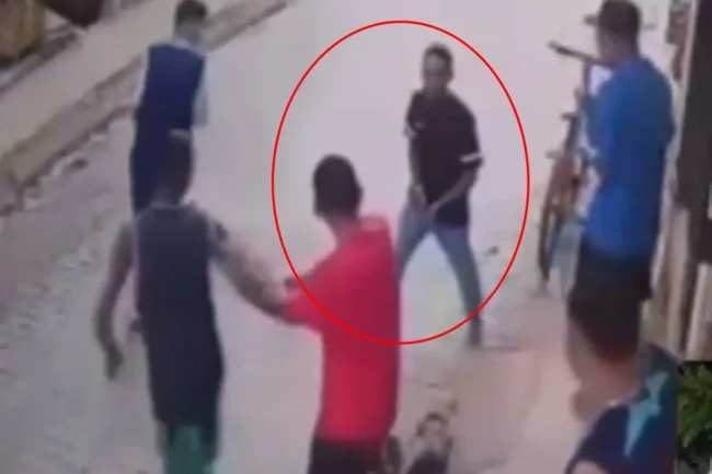 Ele-tira-a-arma-da-cintura-e-persegue-vitima