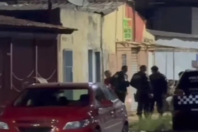 Homem-e-morto-a-tiros-na-porta-de-casa