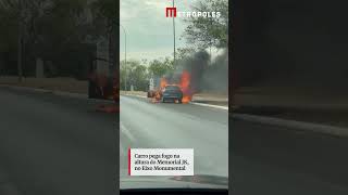 Carro pega fogo na altura do Memorial JK, no Eixo Monumental