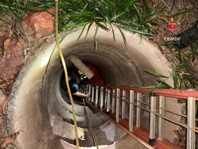 Mulher-cai-em-poco-Metropoles