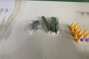Porções de drogas apreendidas