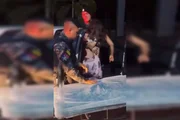 Vítima sendo retirada do carro