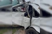 Carro ficou destruído após bater em poste