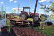 O Corpo de Bombeiros Militar do Distrito Federal (CBMDF) foi acionado até o local por volta das 16h20 com duas viaturas de socorro. Ao chegarem encontraram o veículo que carregava um trator batido na árvore. O Corpo de Bombeiros Militar do Distrito Federal (CBMDF) foi acionado até o local por volta das 16h20 com duas viaturas de socorro. Ao chegarem encontraram o veículo que carregava um trator batido na árvore.