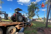O Corpo de Bombeiros Militar do Distrito Federal (CBMDF) foi acionado até o local por volta das 16h20 com duas viaturas de socorro. Ao chegarem encontraram o veículo que carregava um trator batido na árvore. O Corpo de Bombeiros Militar do Distrito Federal (CBMDF) foi acionado até o local por volta das 16h20 com duas viaturas de socorro. Ao chegarem encontraram o veículo que carregava um trator batido na árvore.