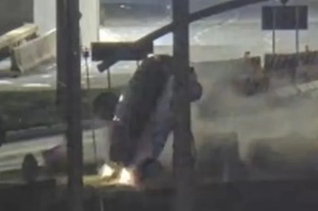 carro-capota-Buraco-Tatu