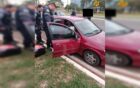 Imagem mostra policiais em frente a carro vermelho, que está com a porta aberta - Metrópoles