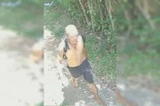 O homem que defecou na porta de uma casa O homem que defecou na porta de uma casa