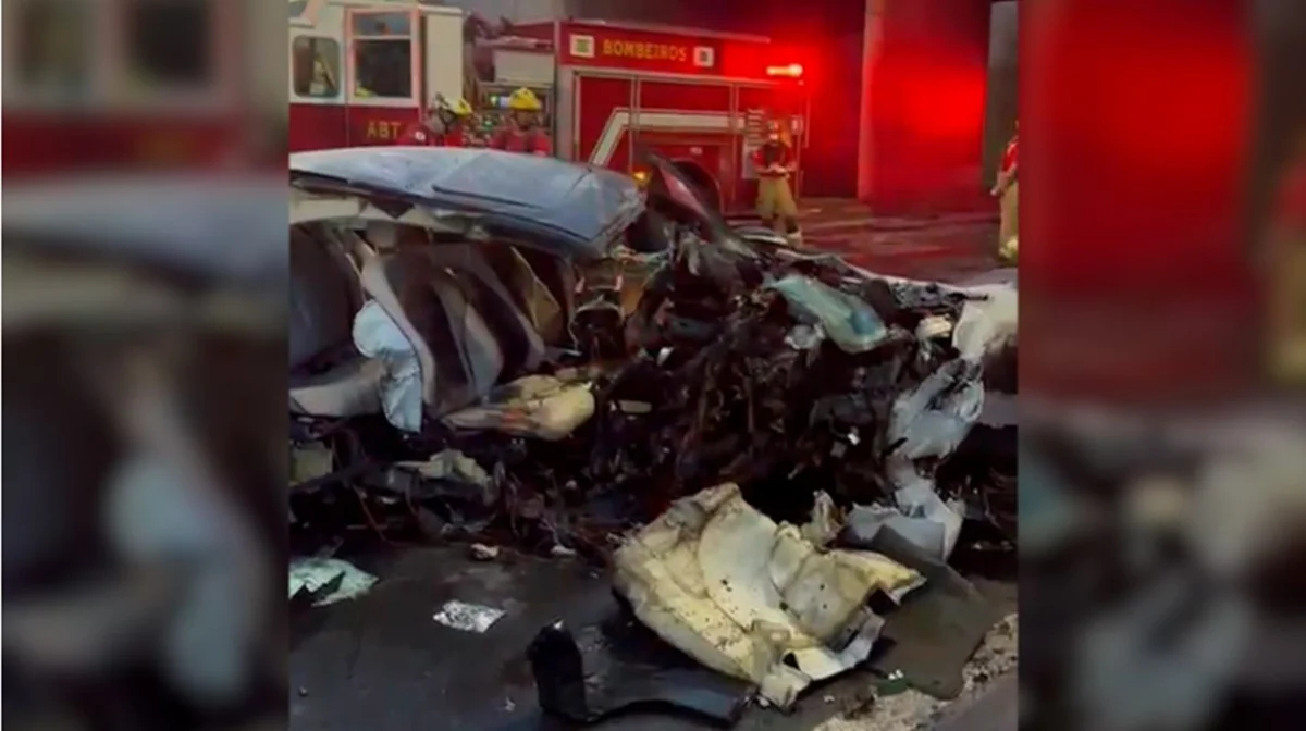 carro destruído em acidente