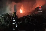 Equipes do CBMDF enfrentam três focos simultâneos de chamas durante operação que durou oito horas Equipes do CBMDF enfrentam três focos simultâneos de chamas durante operação que durou oito horas