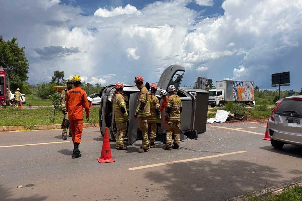 A caminhonete ficou tombada para a esquerda
