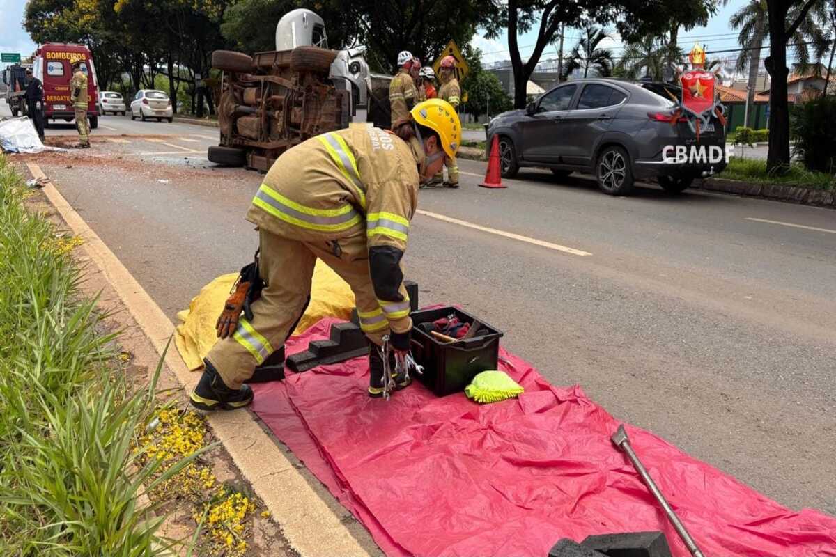 Caminhonete capota e motorista fica preso dentro de veículo no DF - destaque galeria