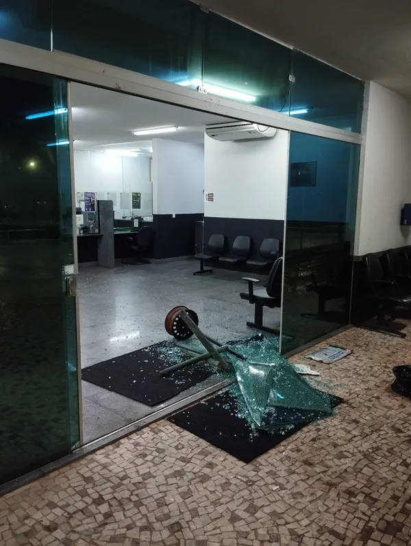 Homem ameaça pessoas em mercado e quebra vidro de delegacia no DF - destaque galeria Homem ameaça pessoas em mercado e quebra vidro de delegacia no DF - destaque galeria