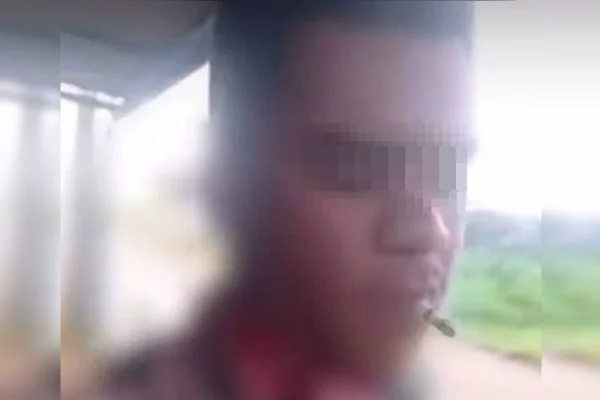 Após perder parte da orelha em briga, homem acende cigarro no bar - destaque galeria