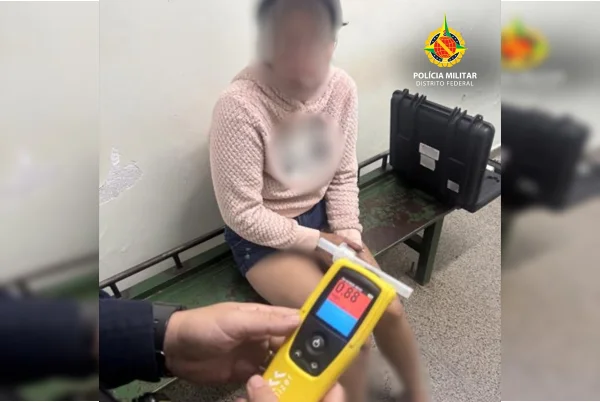 Condutora bêbada e sem CNH perde controle de carro e invade casa no DF - destaque galeria Condutora bêbada e sem CNH perde controle de carro e invade casa no DF - destaque galeria