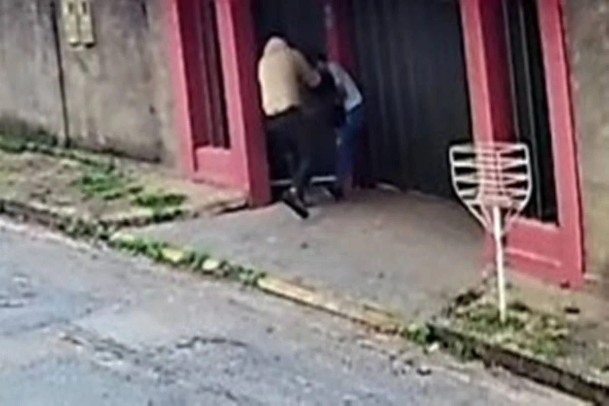 Mulher-e-morta-com-mais-de-20-facadas-por-namorado-na-porta-de-casa