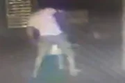 O homem agredindo a companheira O homem agredindo a companheira