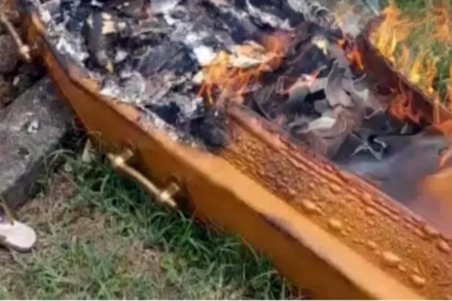 Caixão em chamas - Metrópoles