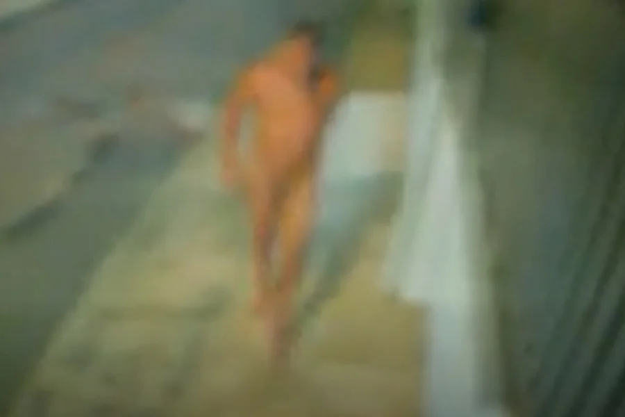 Homem nu em uma calçada - Metrópoles