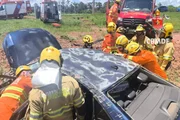 Motorista e passageiro foram retirados de dentro do veículo pelos bombeiros